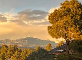 Cozy Pagosa Condo Stunning Mountain and Lake Views!，位于帕戈萨斯普林斯的酒店