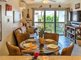 Pristine Lihue Condo with Balcony Walk to Beach!，位于利胡埃Grove Farm Homestead附近的酒店