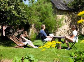 Charme du XVIIe avec grand terrain clos, dépendances restaurées, jardin, garage fermé et équipements divers - FR-1-410-157，位于Berfay的酒店