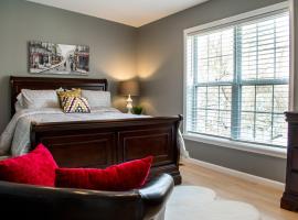Cozy condo with yard and patio. Long-stay discount available，位于费尔菲尔德的酒店