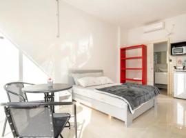 Elegant Studio in New Atlit with Garden & BBQ, 3 Min to Beach, Free Netflix，位于Atlit的酒店