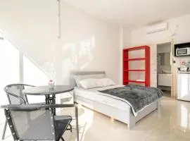 Elegant Studio in New Atlit with Garden & BBQ, 3 Min to Beach, Free Netflix