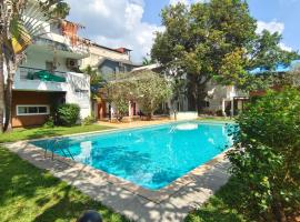 VILLA M - SOLITUDE 1 CANDOLIM GOA 3BHK, Pool Facing, Near Beach, Free Breakfast, Free WIFI and Prime Location，位于坎多林的酒店