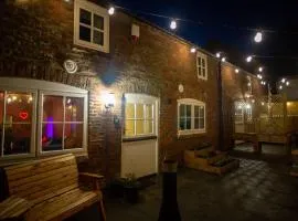 The Stables - Quirky one bed holiday home with wood fired hot tub