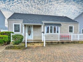 Coastal Brigantine Cottage: Walk to Beaches，位于布里根泰恩的酒店