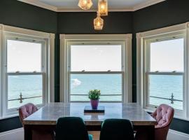 Luxury Duplex Penthouse on the Beach with Panoramic Sea Views，位于荷尼湾的酒店