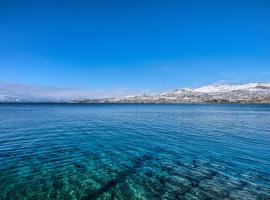 Resort-Style Condo with Lake Chelan and Mtn Views，位于奇兰的酒店