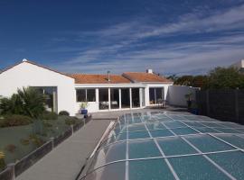 Maison spacieuse avec piscine privative, terrasse et jardin près des Sables-d'Olonne - FR-1-197-297，位于LʼÎle-dʼOlonne的酒店