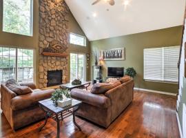 Hot Tub and Wooded Views Lakefront Blue Eye Cottage，位于Blue Eye的酒店