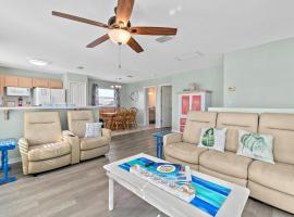 Surfside Paradise Retreat - 3BR and 2BA Duplex, Grill, DOG FRIENDLY - Close to the Beach!，位于墨尔本的酒店