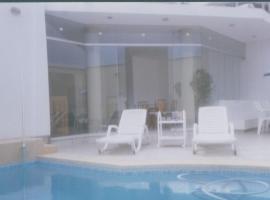 Departamento con Piscina Privada en Playa Naplo，位于Naplo的酒店