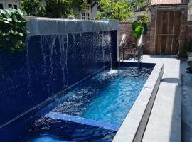 Rumah Tamu Firdaus，位于马兰的带泳池的酒店