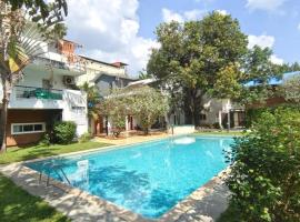 VILLA M - SOLITUDE 2 CANDOLIM GOA 3BHK, Pool Facing, Near Beach, Free Breakfast, Free WIFI and Prime Location，位于坎多林的酒店