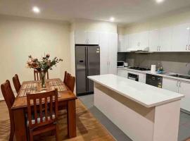 Spacious & Sunny 2BR with garage,11 min to airport，位于墨尔本的低价酒店