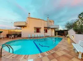 Villa con piscina e giardino a due passi dal mare.