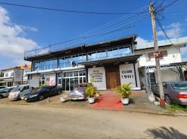 Hotel Bar Restaurant Emergency 911 STO LK GROUP，位于帕拉马里博的酒店