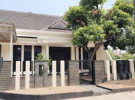 Villa 5 BR utk Family/Grup di Villa Citra, Lampung，位于Tanjungkarang的酒店