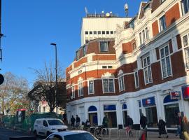 Private Apartment - Centre of West London - Next to Tube Station & Bus Link，位于伊灵的酒店