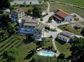 Agriturismo Alla Vecchia Quercia，位于佩尔戈拉的带停车场的酒店