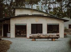Three Little Pigs Escape - MAIN HOUSE - OFF GRID，位于South Bruny的酒店