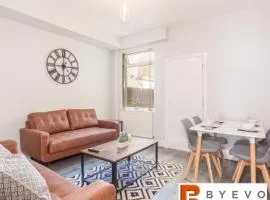 Darwin House -Gainsborough Luxury Contractor Home From Home & Family Getaway