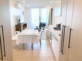 M-city Apartment - Executive Twin King Ensuites - Fully equipped - Free Parking, fast Wifi, smart TV, Netflix, complementary drinks & amenities - M-city shopping centre Clayton 3168，位于北克莱顿的公寓