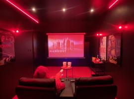 Suite cinéma et jacuzzi privé，位于默伦的酒店