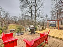 Albany Home Less Than 1 Mi to Dale Hollow Lake!，位于Albany的酒店