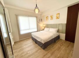 One bedroom Condo Suite in Bacolod City，位于巴科洛德的带泳池的酒店