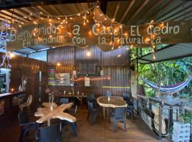 Hostal Café El Cedro，位于Berlín的酒店