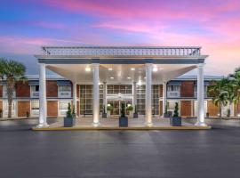 贝斯特韦斯特普勒斯棕榈滩湖群酒店，位于西棕榈滩的酒店