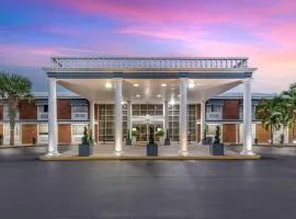 贝斯特韦斯特普勒斯棕榈滩湖群酒店