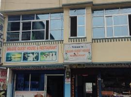 Deluxe restaurant and guest house，位于Kawasoti的酒店