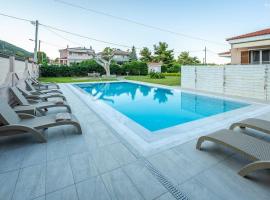 Apanemi Villa-Private Pool，位于新马克立的带泳池的酒店