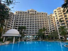 Riviera Bay Resort Condominium，位于Kampong Lereh的带停车场的酒店