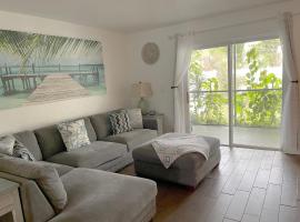 Beautiful Bright & Sparkling 2Bed 1Bath Beach Retreat - Unit 212，位于可可比奇的酒店