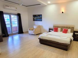 Hotel Om Inn - Talegaon Dabhade，位于Talegaon Dābhāde的酒店