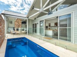 McG Mudgee a Hamptons inspired home，位于马奇格伦柳树区域体育中心附近的酒店