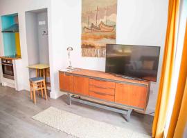 Chequer - seafront 1 bed ground floor garden flat，位于克利索普斯的酒店