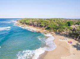 Beach Cabarete Lodge Eco De Luxe Surf, Kite, Yoga，位于喀巴里特的豪华帐篷营地