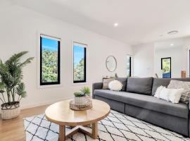 Spacious modern 3 bdr home minutes from beach，位于Merewether的酒店