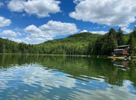 Middle Pond Cabin- Direct ATV & Snowmobile Access，位于Pittsburg的度假屋