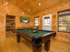 Mountain Haven with 2 HotTubs, Thtr &Game Rm, Summer Special,1mi to the Parkway! - Ideal for Family Reunions or Group Getaways! Home away from home，位于鸽子谷的酒店