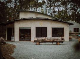 Three Little Pigs Escape - Main and Cabin - OFF GRID property，位于South Bruny的酒店
