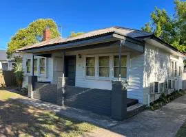 Nilmar Ave - Central Cozy 1950s Wodonga 3br Cottage