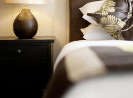 The Red Lion Hotel，位于East Haddon的酒店