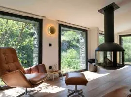 Villa privada y piscina salina y chimenea colgante