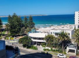 Spectacular Waterfront Views Discover the Hidden Gem of Cronulla with our Rare 3 Bedroom Apartment with Free Parking，位于克罗纳拉的酒店