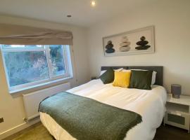 Cosy North London 2 Bed Apartment in Woodside Park- Close to Station and Central London，位于Totteridge中芬奇利附近的酒店