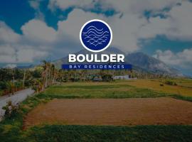 Boulder-Bay Residences，位于巴斯科的带停车场的酒店